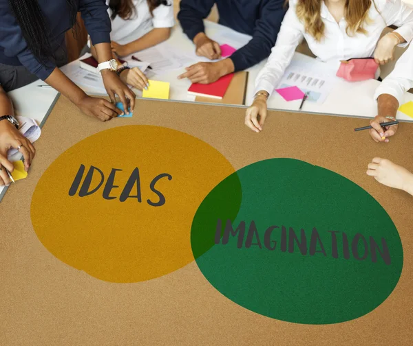 Groep studenten brainstormen ideeën — Stockfoto