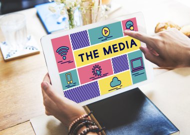 Dijital tablet elinde tutan kadın