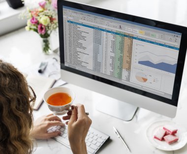 bilgisayar ile çalışan kadın