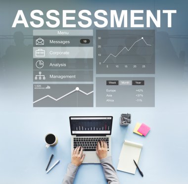 laptop ile çalışan kişi 