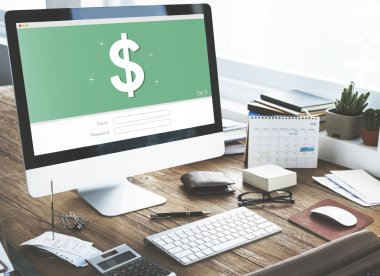 bilgisayar monitöründe ofis çalışma masası