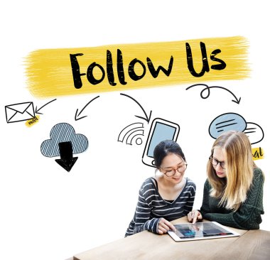 iki öğrenci kız dijital tablet kullanma