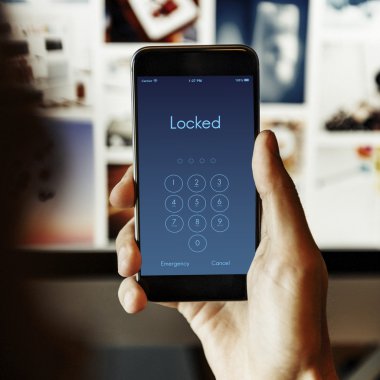 Cep telefonu kullanan adam 