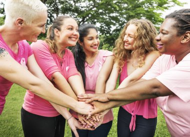 Kadınlar birbirlerine destek olurlar.