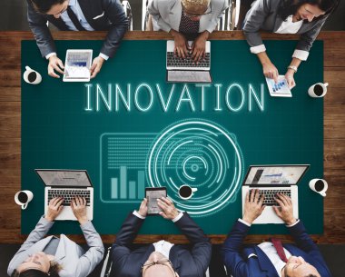 İş adamları birlikte çalışıyor.