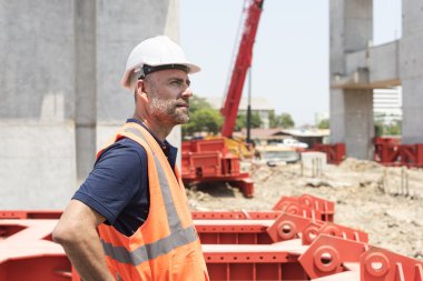 İnşaat işçisi ile mimari planı