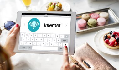 dijital tablet kullanan kadın