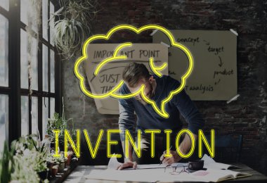 Not Çalışma masasında adam