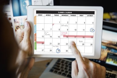 Dijital tablet kullanan adam  