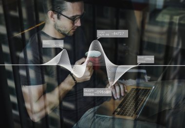 Dizüstü bilgisayarda çalışan adam