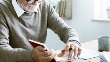 Kıdemli adam notlar günlüğüne yazma 