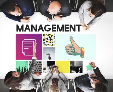 İş adamları birlikte çalışıyor.