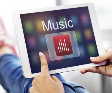 Dijital tablet elinde tutan kişi