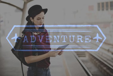 Dijital aygıt kullanan genç kadın