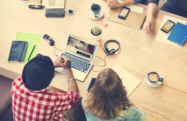 Estudantes aprendendo juntos — Fotografia de Stock