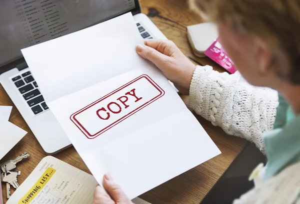 Mulher de negócios segurando papel — Fotografia de Stock