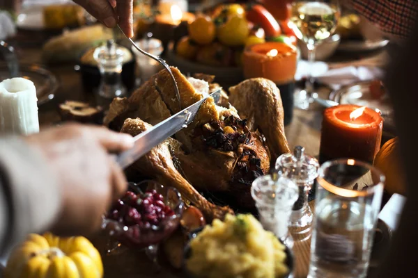 Persona cortando carne de pavo — Foto de Stock