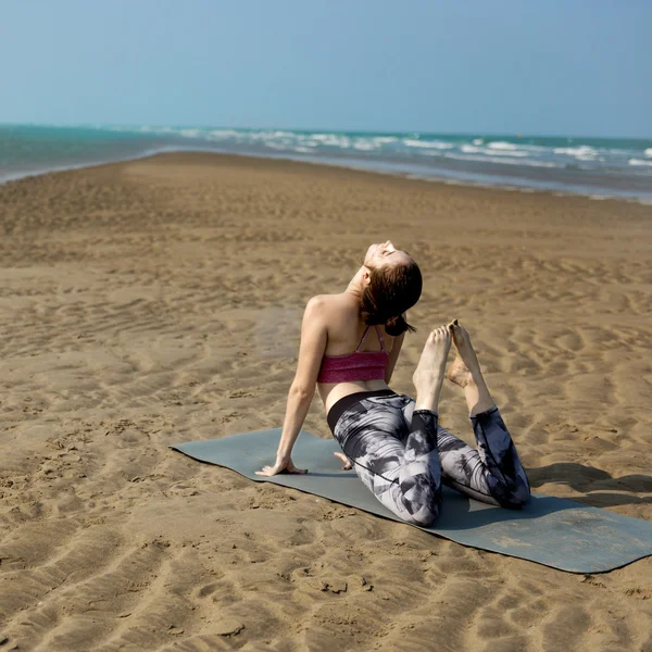 Mujer haciendo Estiramiento Yoga Ejercicio — Foto de Stock