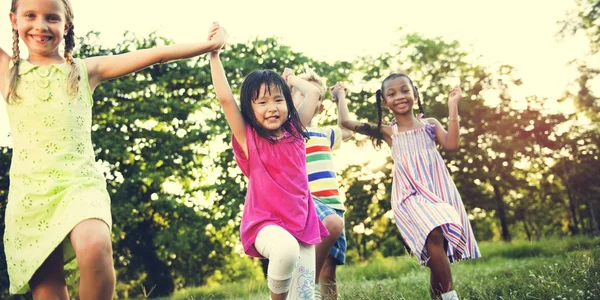 Παιδιά που παίζουν σε εξωτερικούς χώρους — Φωτογραφία Αρχείου