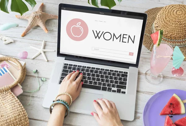 Woman typing on laptop keyboard — Stock Photo, Image