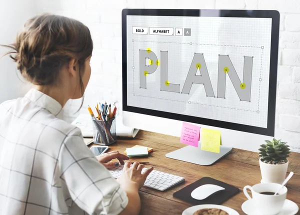 Mujer trabajando en estudio de diseño — Foto de Stock