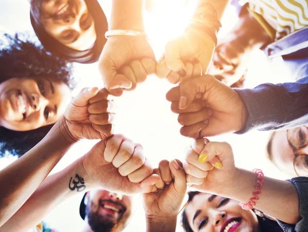 Studententeam am Kreis — Stockfoto