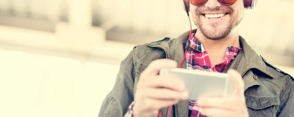 Jovem em fones de ouvido — Fotografia de Stock