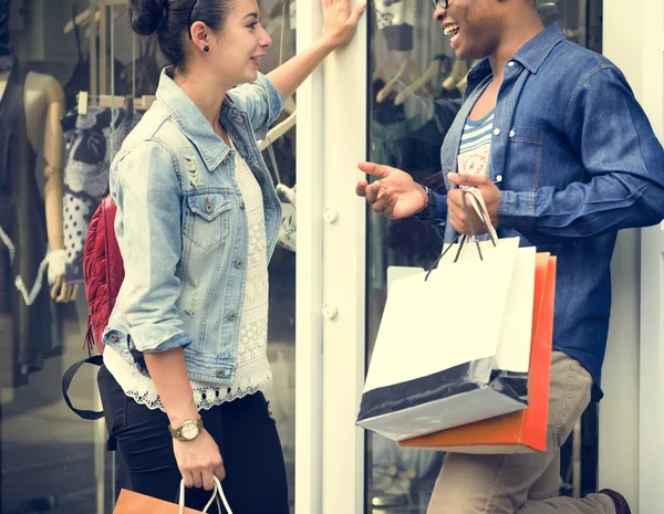 Ζευγάρι από πελάτες κατά τη διάρκεια ψώνια — Φωτογραφία Αρχείου