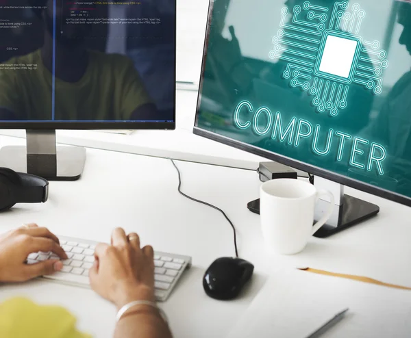 Uomo d'affari che lavora al computer — Foto Stock