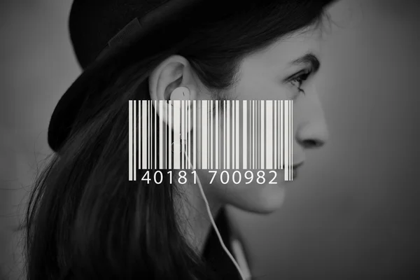 Ung kvinna med digital enhet — Stockfoto