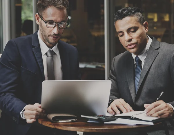 Des hommes d'affaires travaillant ensemble — Photo