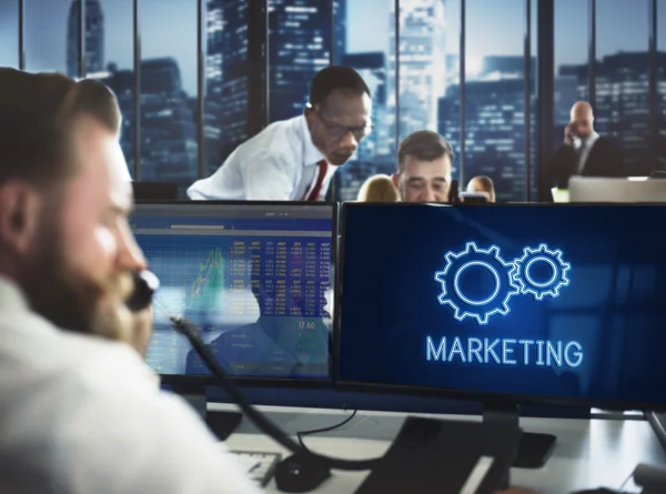 Geschäftsleute im Büro — Stockfoto