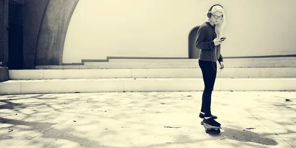 Bela mulher andar de skate — Fotografia de Stock