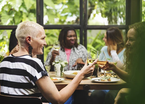 Ženy visí a společného stravování — Stock fotografie