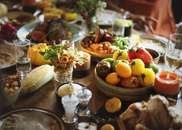 Serviert Tisch mit leckerem Essen — Stockfoto
