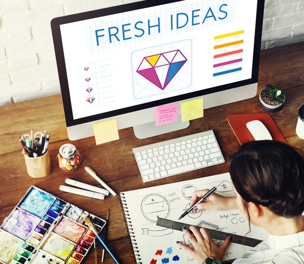 Mujer trabajando en estudio de diseño — Foto de Stock