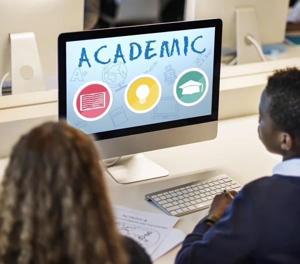 Alunos colegas de classe usando computador — Fotografia de Stock