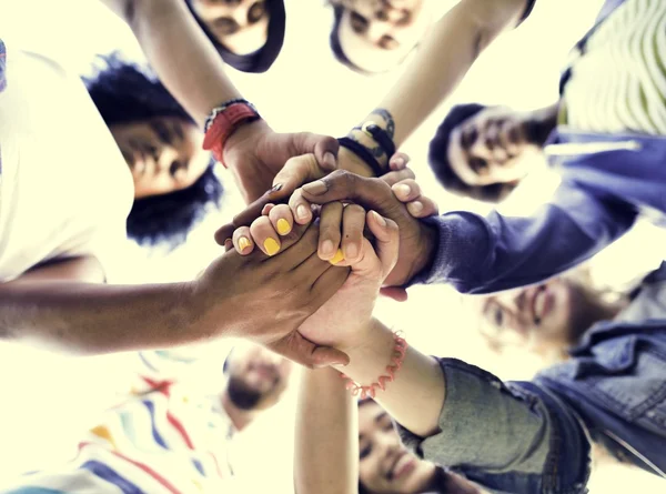 Studententeam am Kreis — Stockfoto