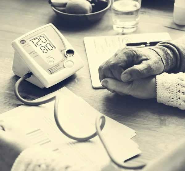 Coppia anziana che controlla la pressione sanguigna — Foto Stock