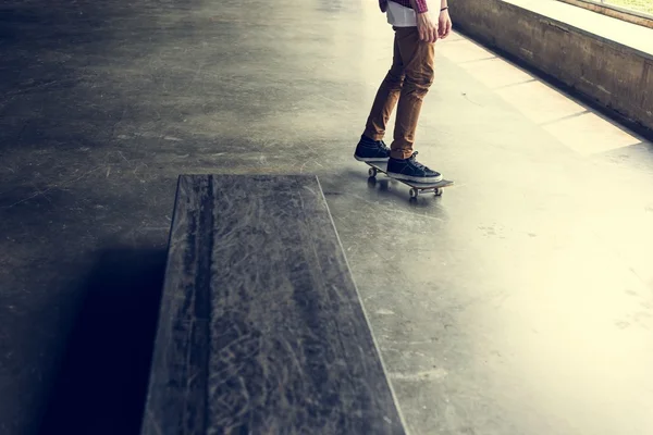 Skateboarder rijden op skateboard — Stockfoto