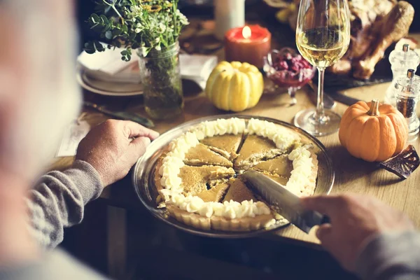 Person cutting Pumpkin Pie — Stock Photo, Image