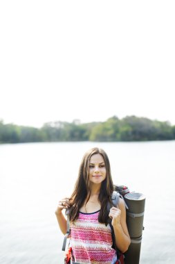 sırt çantası ile genç kız