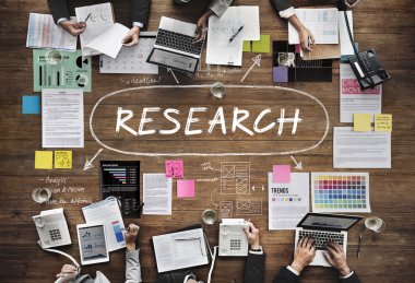 İş adamları birlikte çalışıyor.