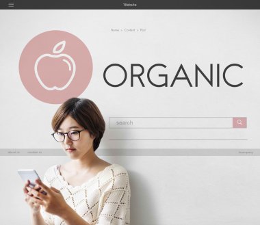 Asyalı kız Smartphone kullanarak