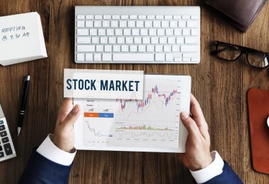 Dijital tablet elinde olan adam