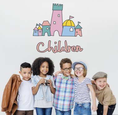 Neşeli çocuklar birlikte eğlenin