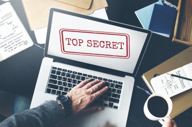 İşyeri masada dizüstü bilgisayar kullanan adam