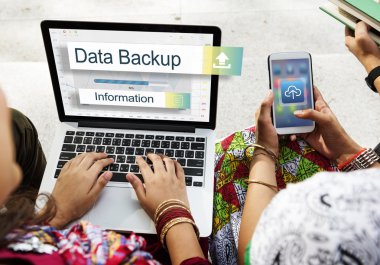 laptop ve cep kullanan Hint kişiler