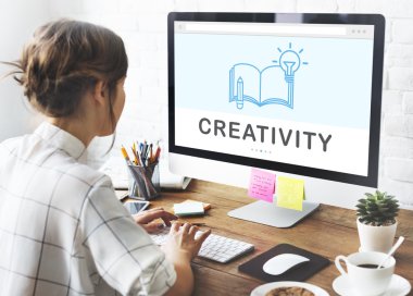 Tasarım stüdyosu çalışan kadın