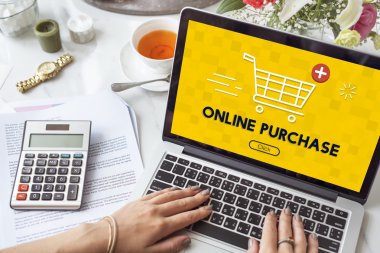 Dizüstü bilgisayarla çalışan kadın